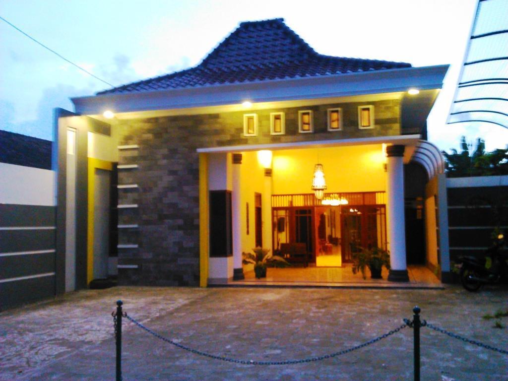 Griya Putri Dewi Guesthouse ยอกยาการ์ตา ภายนอก รูปภาพ
