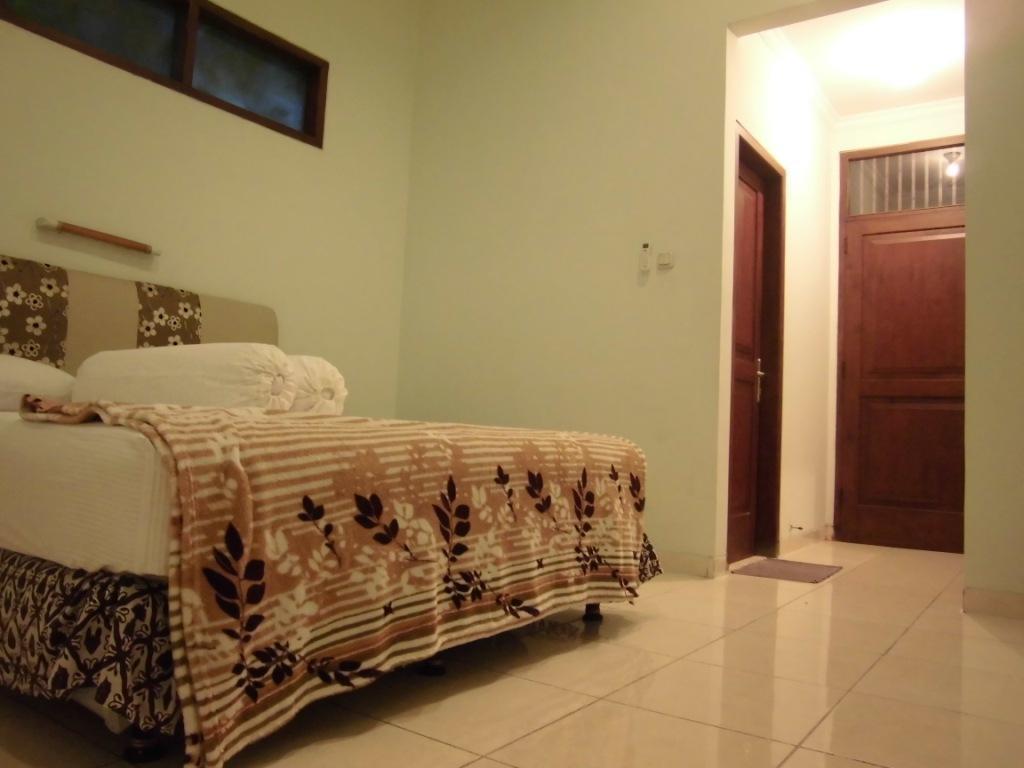 Griya Putri Dewi Guesthouse ยอกยาการ์ตา ภายนอก รูปภาพ