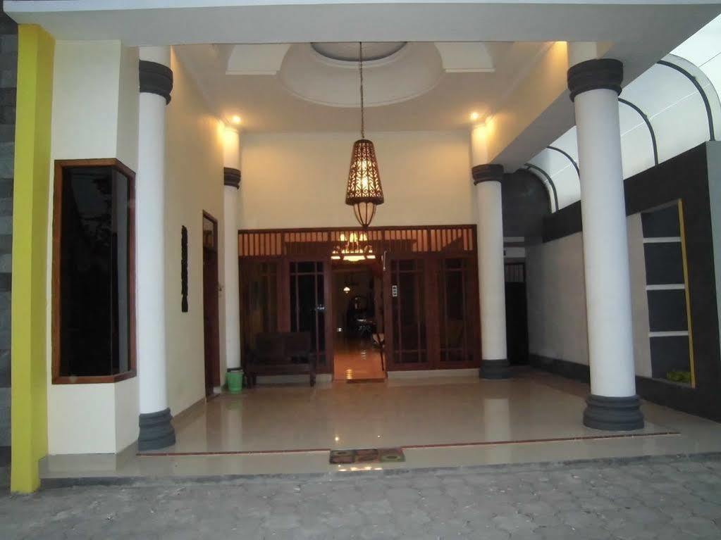 Griya Putri Dewi Guesthouse ยอกยาการ์ตา ภายนอก รูปภาพ